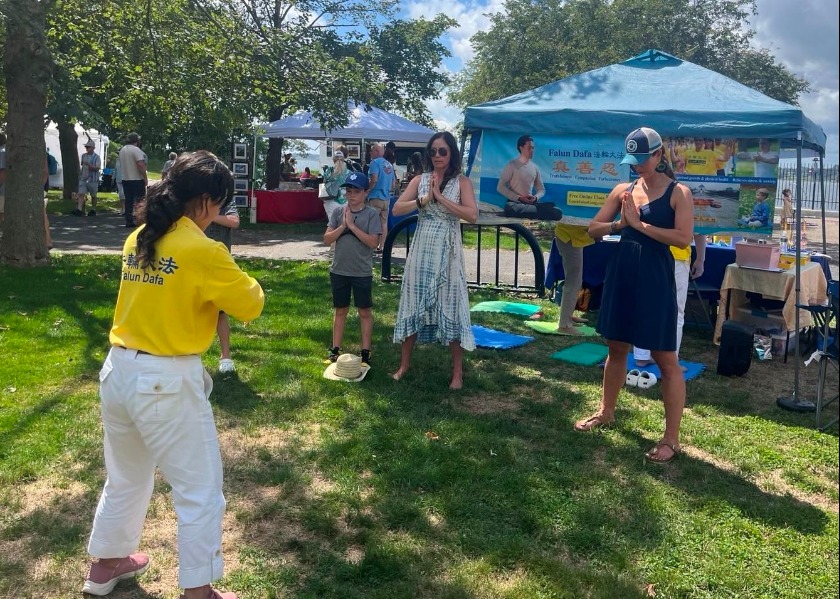Image for article Stany Zjednoczone: Mieszkańcy poznają Falun Dafa na Rhode Island Folk Festival