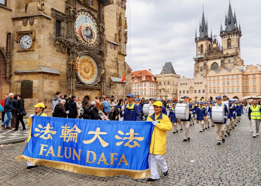 Image for article Czechy: Ludzie chwalą Falun Dafa podczas parady w Pradze