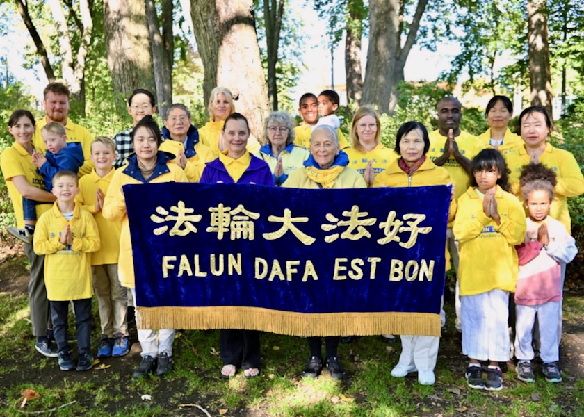 Image for article Quebec, Kanada: Praktykujący Falun Dafa zebrali się, aby życzyć Mistrzowi Li szczęśliwego Święta Środka Jesieni