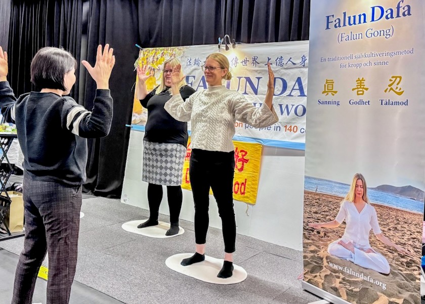 Image for article Przedstawienie praktyki Falun Dafa na targach zdrowia w Solnie w Szwecji