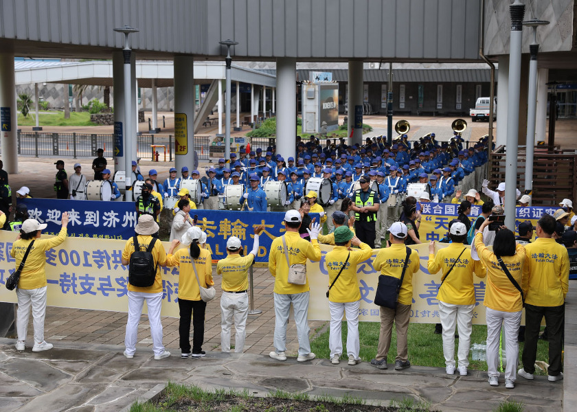 Image for article Wyspa Czedżu, Korea Południowa: Mówienie chińskim turystom o Falun Dafa