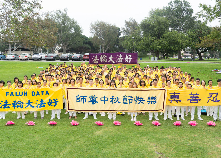 Image for article Praktykujący Falun Gong z Los Angeles życzą Mistrzowi Li radosnego Święta Środka Jesieni