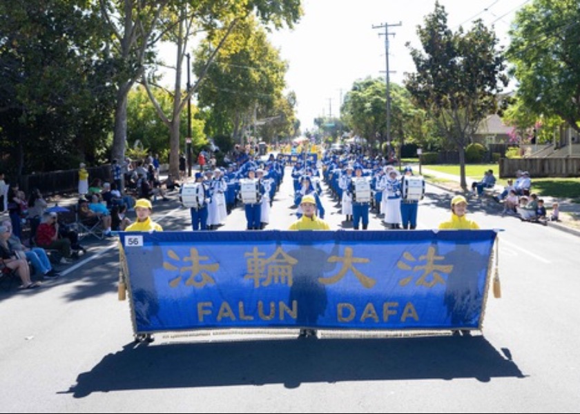 Image for article Kalifornia, USA: Praktykujący Falun Dafa biorą udział w Santa Clara Parade of Champions