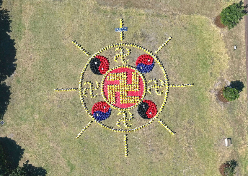 Image for article Australia: Praktykujący uformowali wielkoskalowy symbol Falun w parku w Sydney
