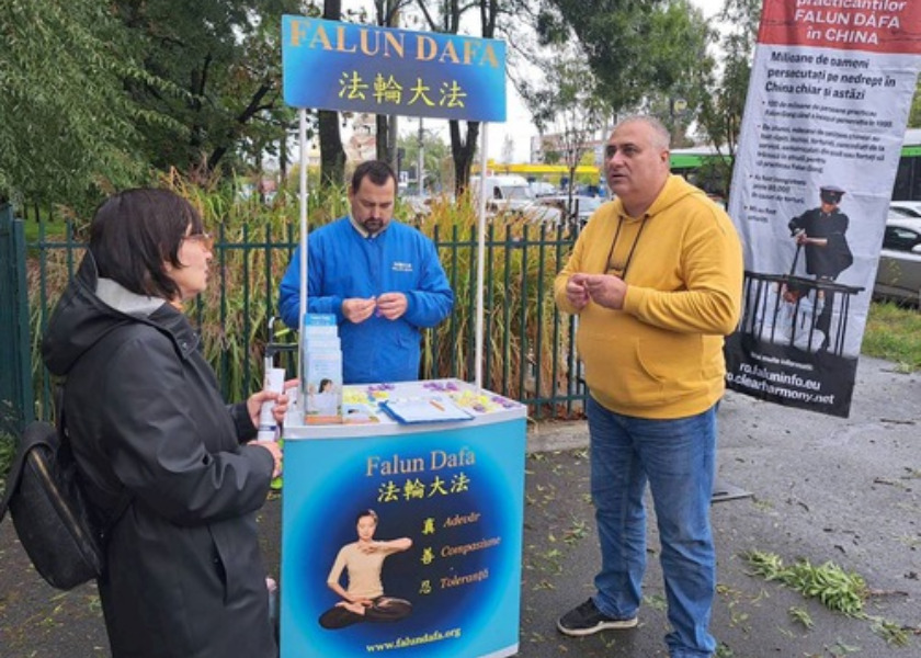 Image for article Ludzie podzielają wartości Falun Dafa podczas akcji informacyjnych w Rumunii