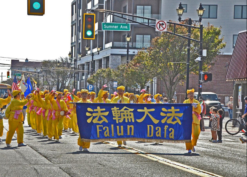 Image for article Seaside Heights, New Jersey: Praktykujący Falun Dafa występują w Paradzie Dnia Kolumba