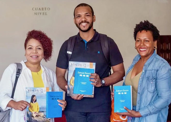 Image for article Falun Dafa inspiruje publiczność w każdym wieku na Targach Książki w Republice Dominikany