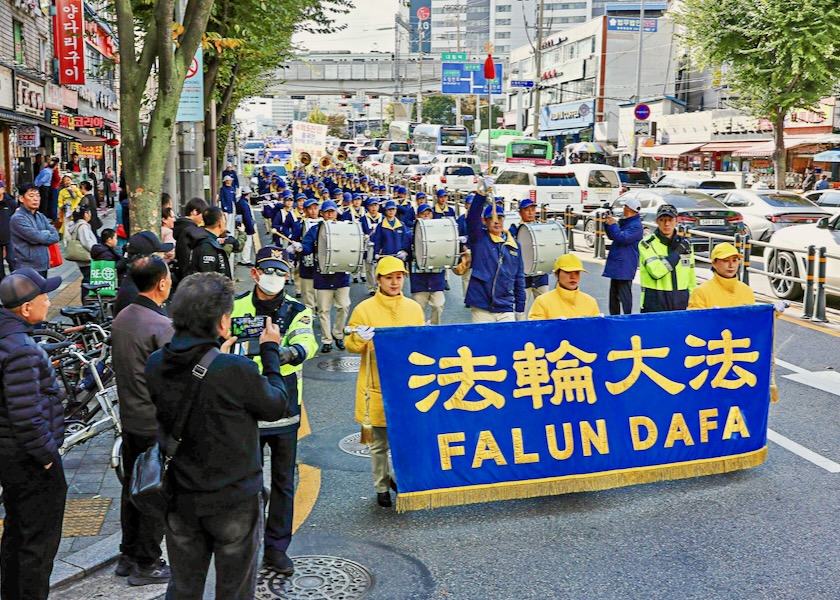 Image for article Parada w Seulu świętuje odejście 450 milionów Chińczyków z organizacji Komunistycznej Partii Chin