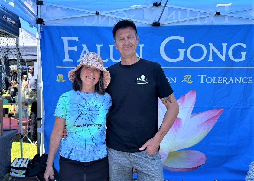 Image for article Australia: Ludzie wyrażają swoje poparcie dla Falun Dafa podczas lokalnego jarmarku w Zachodniej Australii