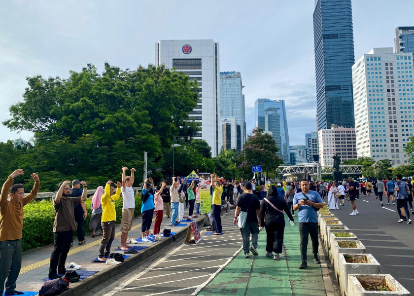 Image for article Indonezja: Mieszkańcy Dżakarty poznają Falun Dafa