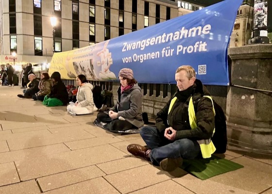 Image for article Hamburg, Niemcy: Wieczorne czuwanie przy świecach w Dzień Praw Człowieka wzywa do zakończenia prześladowań Falun Gong