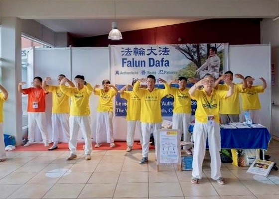 Image for article Wyspa Reunion, Francja: Falun Dafa przyciąga uwagę podczas targów dla seniorów