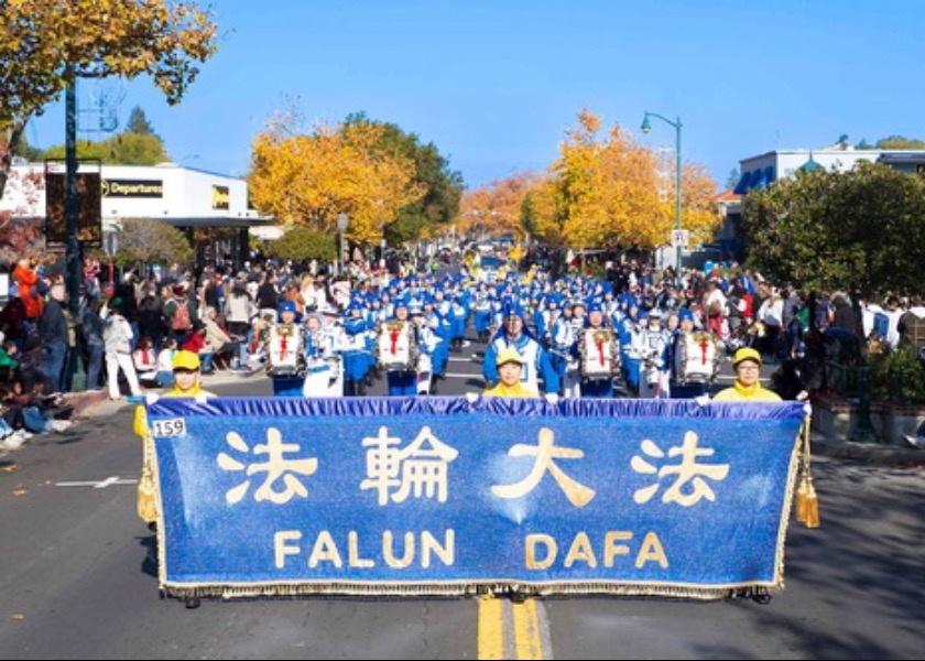 Image for article Kalifornia: Praktykujący Falun Dafa w paradzie świątecznej dla dzieci w Los Gatos