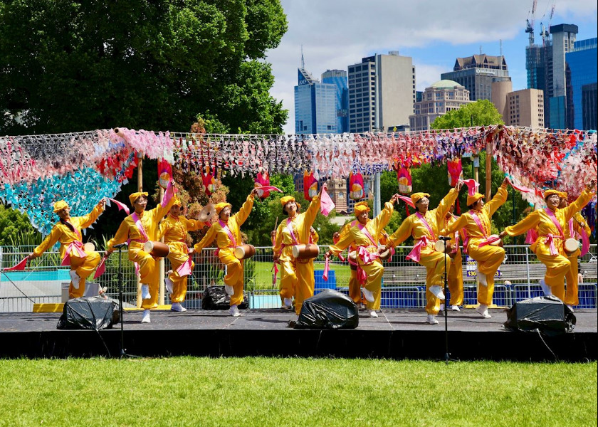Image for article Australia: Praktykujący Falun Dafa występują na festiwalu azjatyckiej kuchni ulicznej w Melbourne