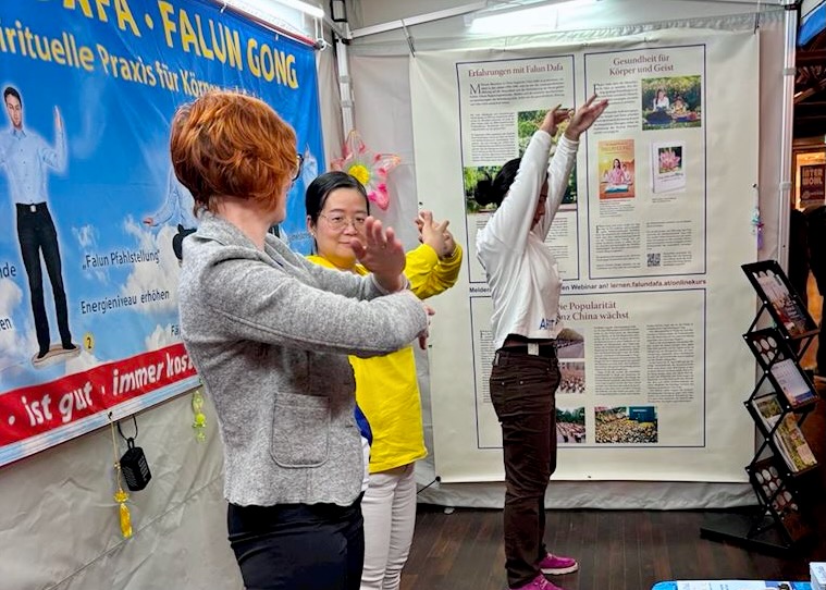 Image for article Falun Dafa zaprezentowane na targach zdrowia w Fürth w Niemczech