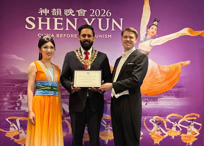 Image for article Burmistrz High Wycombe wręcza Shen Yun Performing Arts certyfikat uznania