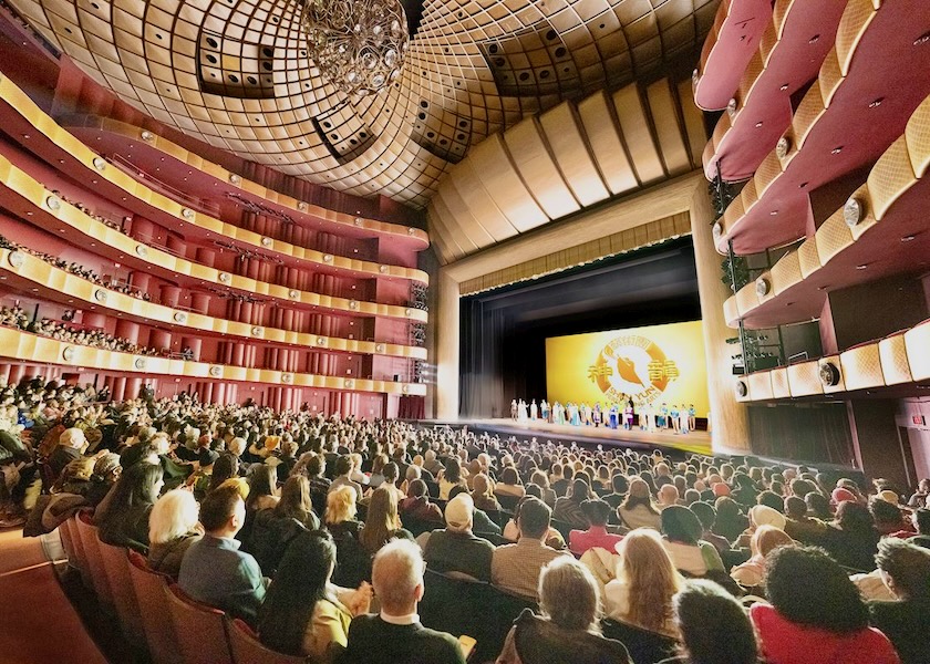 Image for article Amerykańscy i europejscy widzowie oglądają Shen Yun w okolicach Wielkanocy: „To sprawia, że ​​chcesz cieszyć się radością życia”