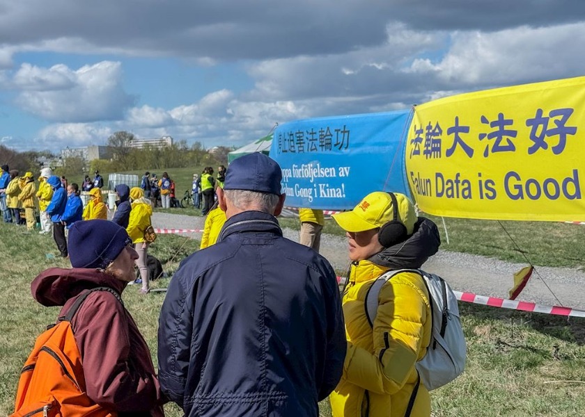 Image for article Wiec przed chińską ambasadą w Sztokholmie upamiętnia apel z 25 kwietnia i demaskuje kłamstwa KPCh