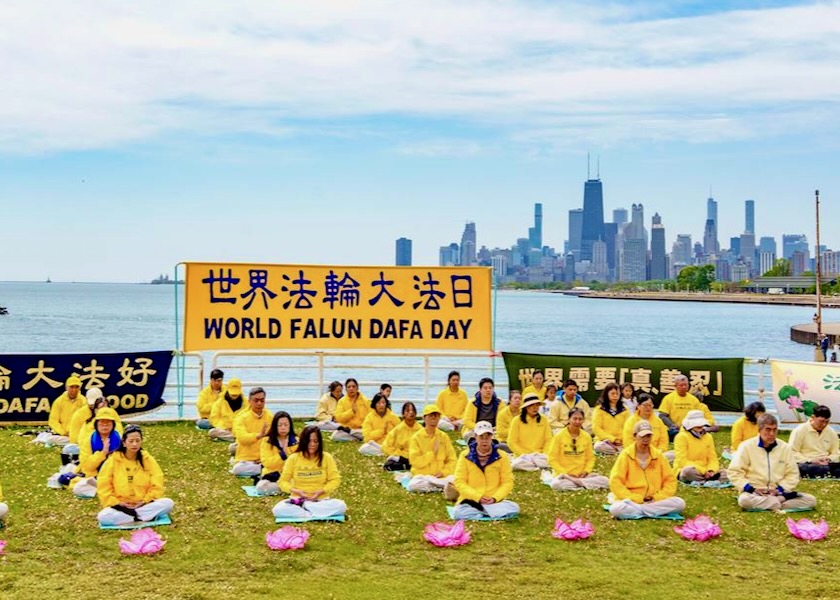 Image for article Chicago: Prawda, Życzliwość i Cierpliwość przemawiają do przechodniów podczas obchodów Dnia Falun Dafa