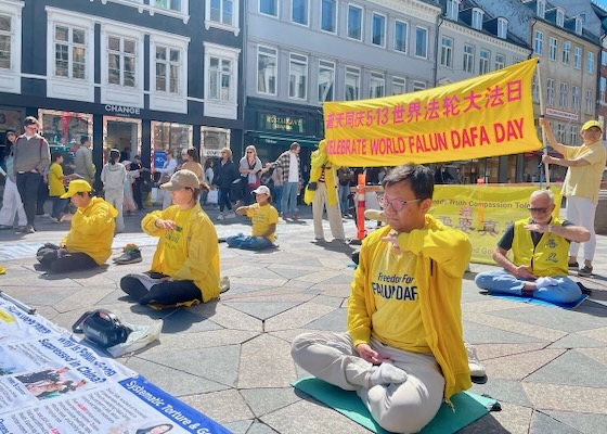 Image for article Kopenhaga, Dania: Świętowanie Dnia Falun Dafa na placu Amagertorv Korespondent Minghui z Danii
