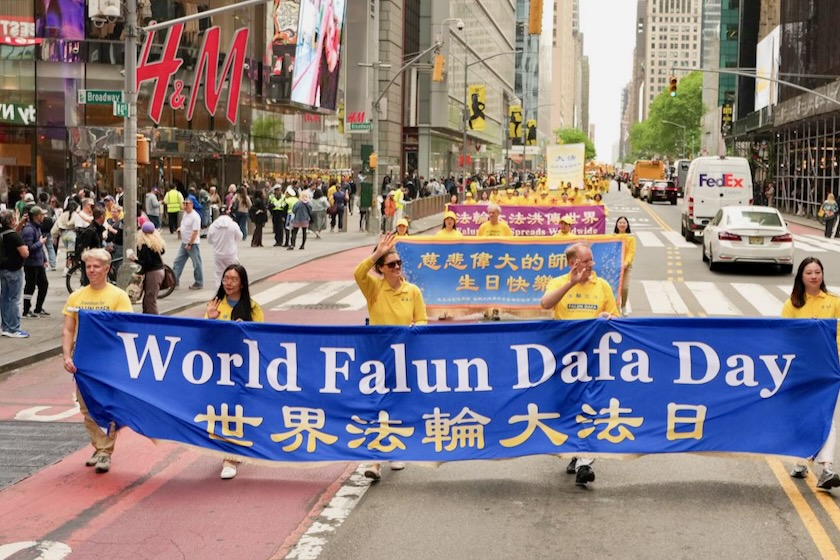 Image for article Manhattan, Nowy Jork: Ludzie chwalą wielką paradę oraz zasady Falun Dafa: Prawdę, Życzliwość, Cierpliwość