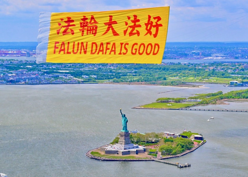 Image for article Nad Manhattanem powiewa transparent z napisem „Falun Dafa jest dobre”