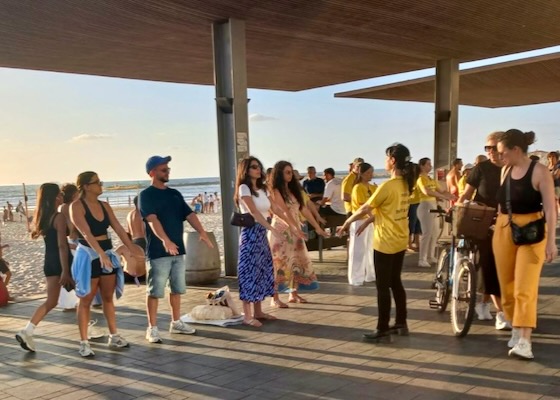 Image for article Izrael: Praktykujący świętują Światowy Dzień Falun Dafa na promenadzie w Tel Awiwie