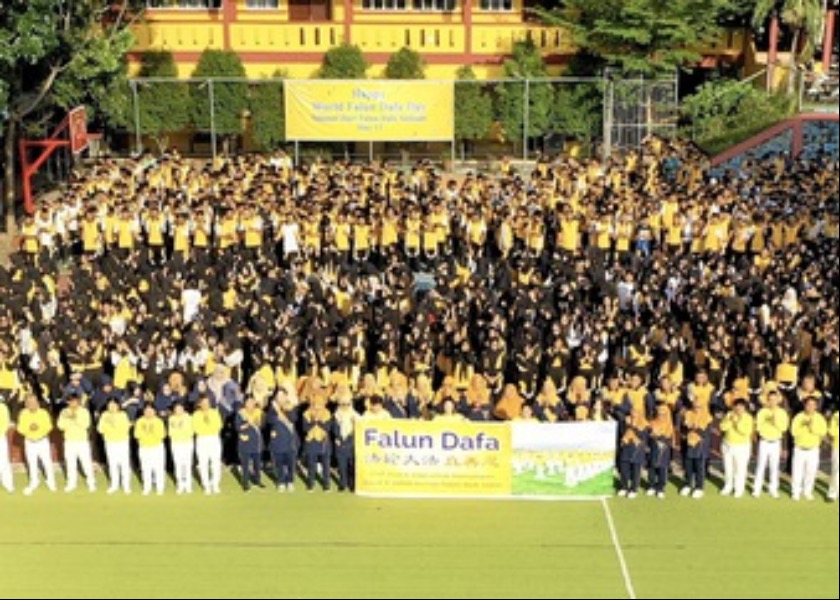 Image for article Batam, Indonezja: Uczniowie i nauczyciele szkół średnich świętują Światowy Dzień Falun Dafa