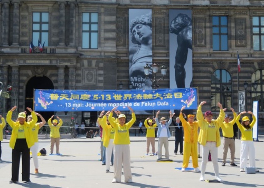 Image for article Praktykujący świętują Światowy Dzień Falun Dafa w Paryżu i oddają hołd Mistrzowi Li