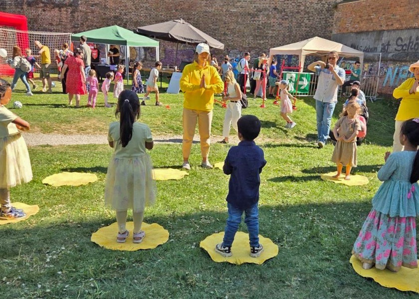 Image for article Dzieci poznają Falun Dafa na „Familienfest” w Grazu w Austrii