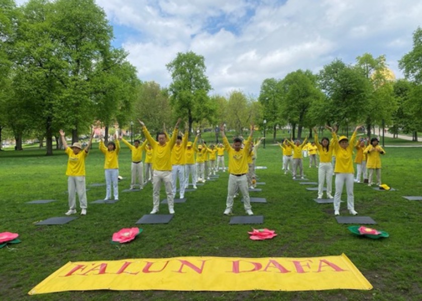 Image for article Spokojna atmosfera podczas obchodów Światowego Dnia Falun Dafa przez praktykujących Falun Dafa w Bostonie