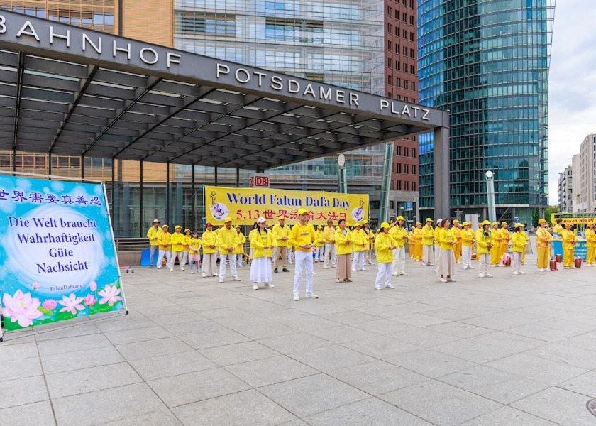 Image for article Chińscy studenci uczą się o Falun Gong podczas obchodów Światowego Dnia Falun Dafa w Berlinie