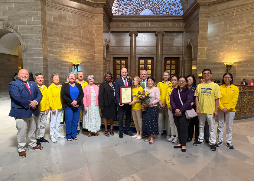 Image for article Missouri, USA: Praktykujący Falun Dafa świętują Światowy Dzień Falun Dafa w Kapitolu Stanowym