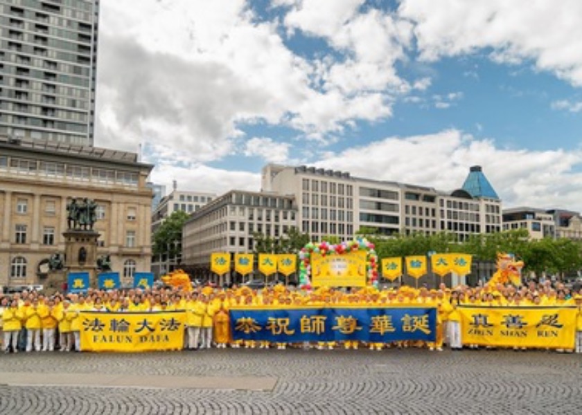Image for article Frankfurt, Niemcy: Członkowie parlamentu krajowego składają gratulacje z okazji obchodów Dnia Falun Dafa