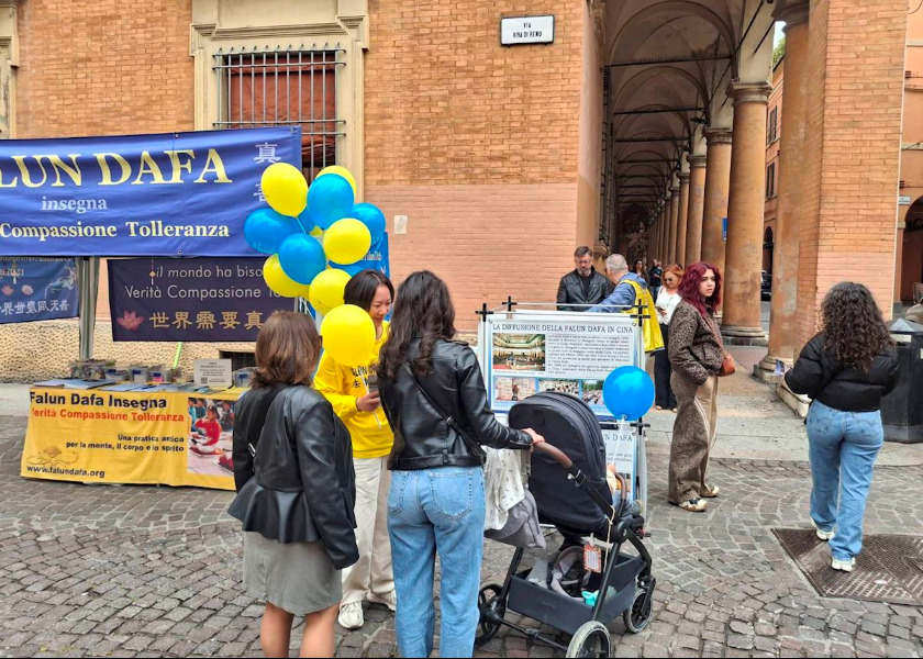 Image for article Włochy: Obchody Światowego Dnia Falun Dafa na Piazza della Pioggia w Bolonii