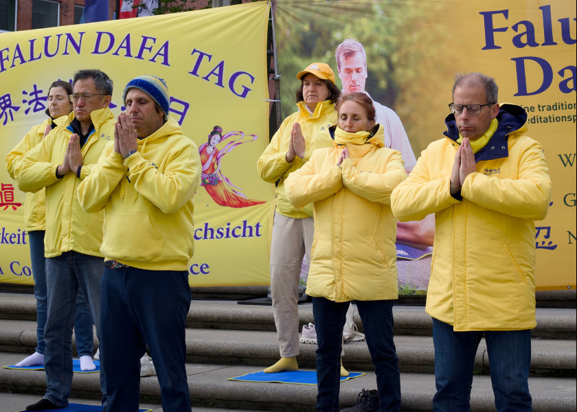 Image for article Praktykujący dzielą się pozytywnymi zmianami w swoim życiu podczas Światowego Dnia Falun Dafa w Hamburgu