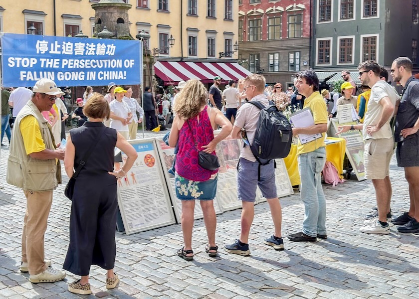 Image for article Sztokholm, Szwecja: Ludzie dowiadują się o prześladowaniach KPCh podczas Święta Przesilenia Letniego