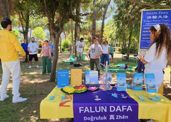 Image for article Tureccy uczestnicy festiwalu doświadczają spokoju Falun Dafa podczas Festiwalu Środowiska
