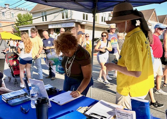 Image for article Ludzie chwalą Falun Dafa podczas Newark Nite