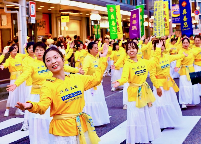 Image for article Japonia: Ludzie doceniają Falun Dafa na Festiwalu Kanazawa Hyakumangoku