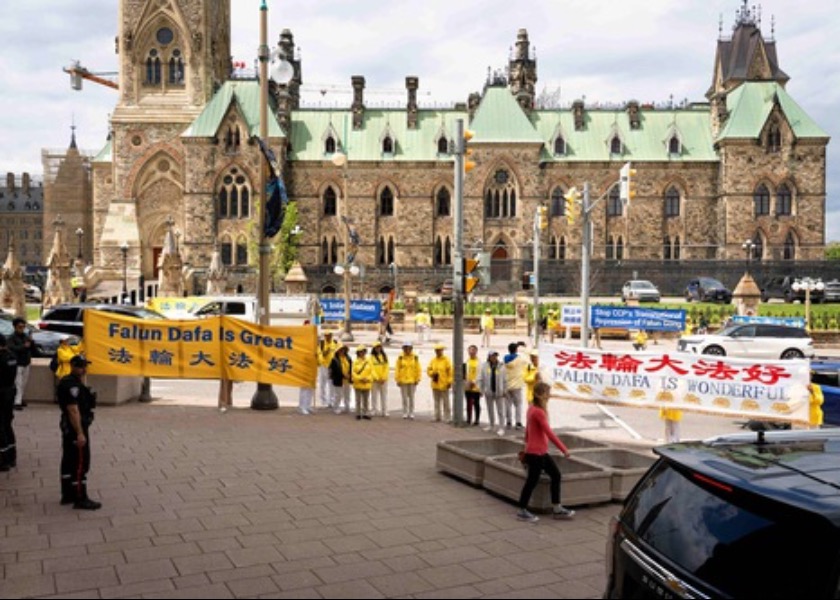 Image for article Ottawa, Kanada: Praktykujący Falun Gong protestują przeciwko prześladowaniom ze strony KPCh podczas wizyty chińskiego ministra spraw zagranicznych