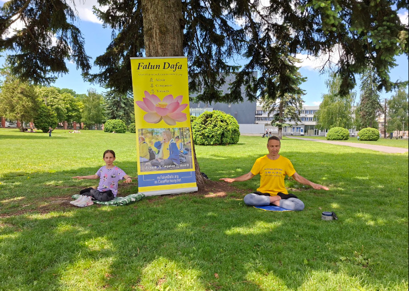 Image for article Rumuni wspierają Falun Dafa: „Walczycie o coś, o co warto walczyć”