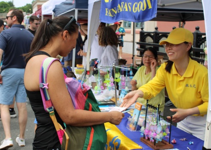 Image for article Massachusetts, USA: Przedstawiamy Falun Dafa podczas Dnia Miasta Winchester
