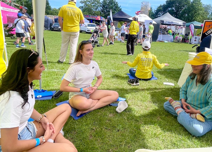 Image for article Ludzie uczą się ćwiczeń Falun Dafa podczas Dnia Wioski w Surrey w Wielkiej Brytanii