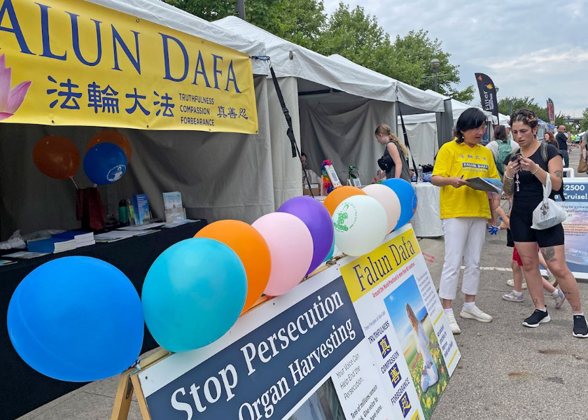Image for article Praktykujący Falun Dafa zdobywają poparcie na Festiwalu Sztuki w Ohio dla rezolucji Senatu przeciwko grabieży organów