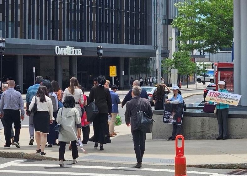 Image for article Boston, Massachusetts: Ujawnienie procederu grabieży organów przez KPCh na Amerykańskim Kongresie Transplantacyjnym