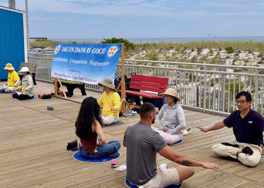 Image for article New Jersey: Prezentacja Falun Dafa na promenadzie w Seaside Heights