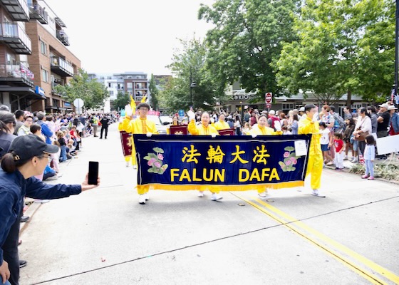 Image for article Kirkland, Waszyngton: Praktykujący Falun Dafa witani przez widzów podczas Parady z okazji Dnia Niepodległości