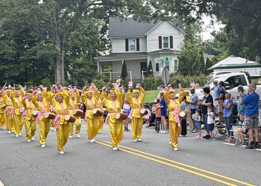 Image for article New Jersey: Praktykujący Falun Dafa serdecznie powitani na paradzie Festiwalu Wolności w Randolph