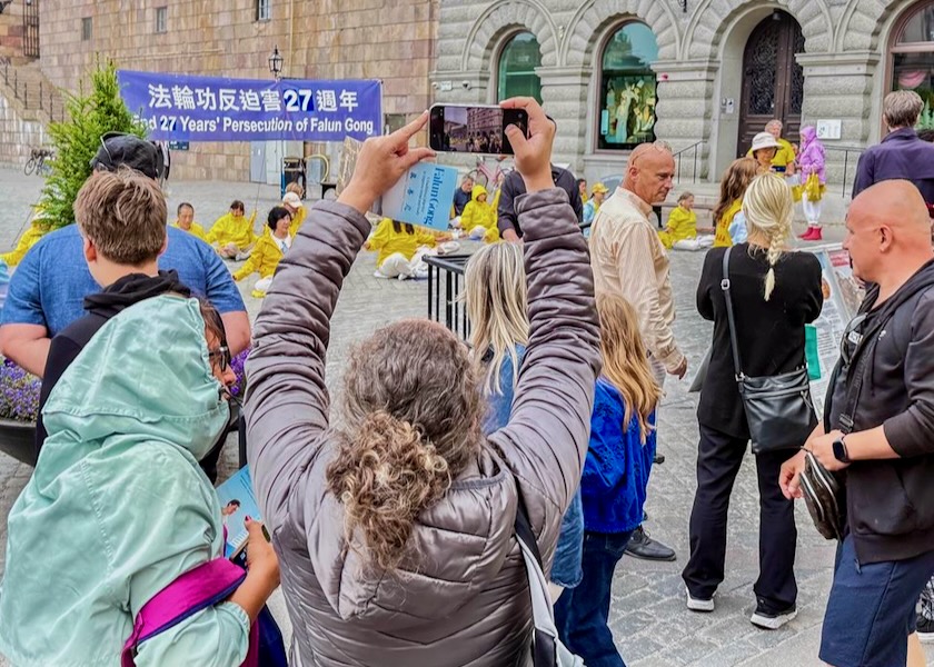Image for article Sztokholm: Przechodnie wspierają Falun Gong. Protest przeciwko 27 latom prześladowań KPCh w Chinach